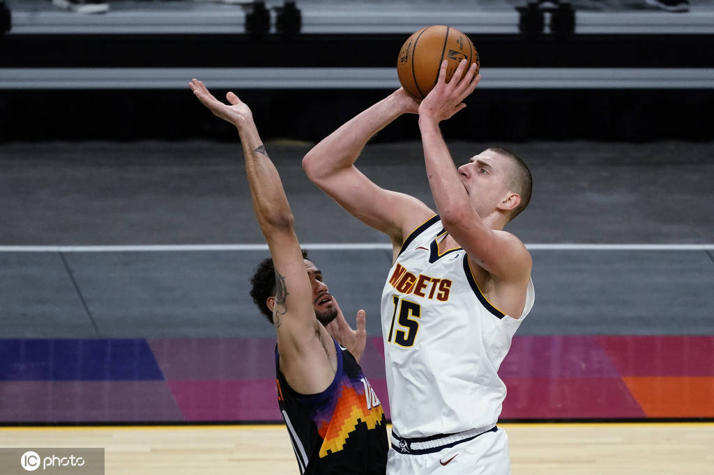 米兰科维托娃在掘金比赛中晋级菲尼克斯太阳远射贴柱备战NBA常规赛,网友:赛前曼联调整名单以备意大利杯的简单介绍